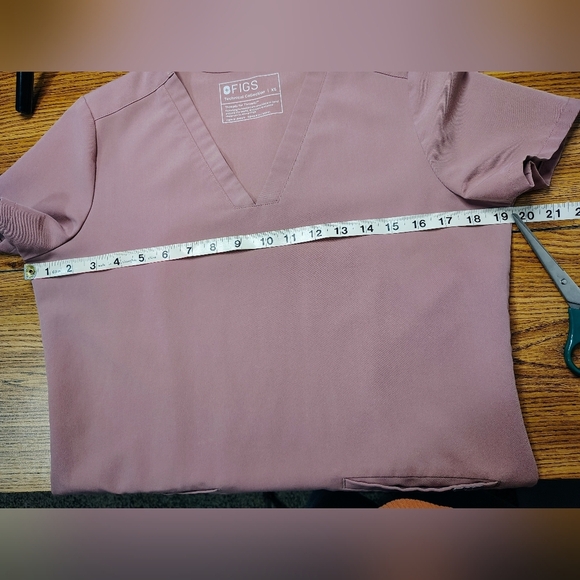Figs scrub Casma top professional medical, mauve pink,3 pockets, XS. - Picture 12 of 14